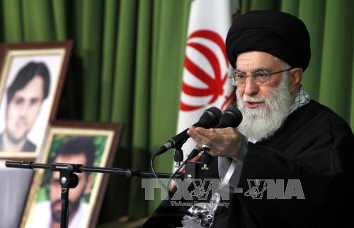 Ali Khamenei denuncia la eliminación “en el papel” de sanciones económicas contra Irán